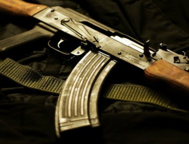 ΕΚΤΑΚΤΟ: Θέρισαν με AK-47 Kαλάσνικοφ κλούβα των ΜΑΤ στην Χ.Τρικούπη - Τραυμάτισαν αστυνομικό (upd)